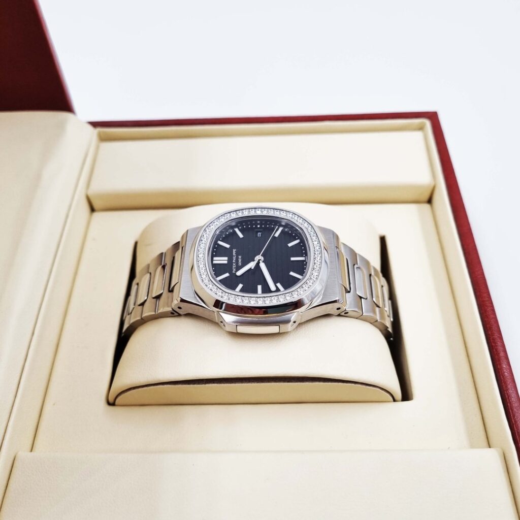Patek Philippe Nautilus Silver Black Sertie