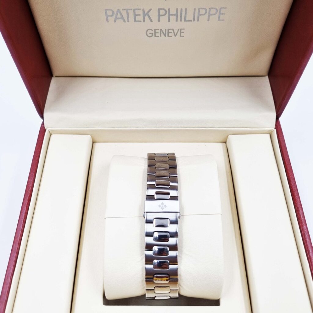 Patek Philippe Nautilus Silver Black Sertie
